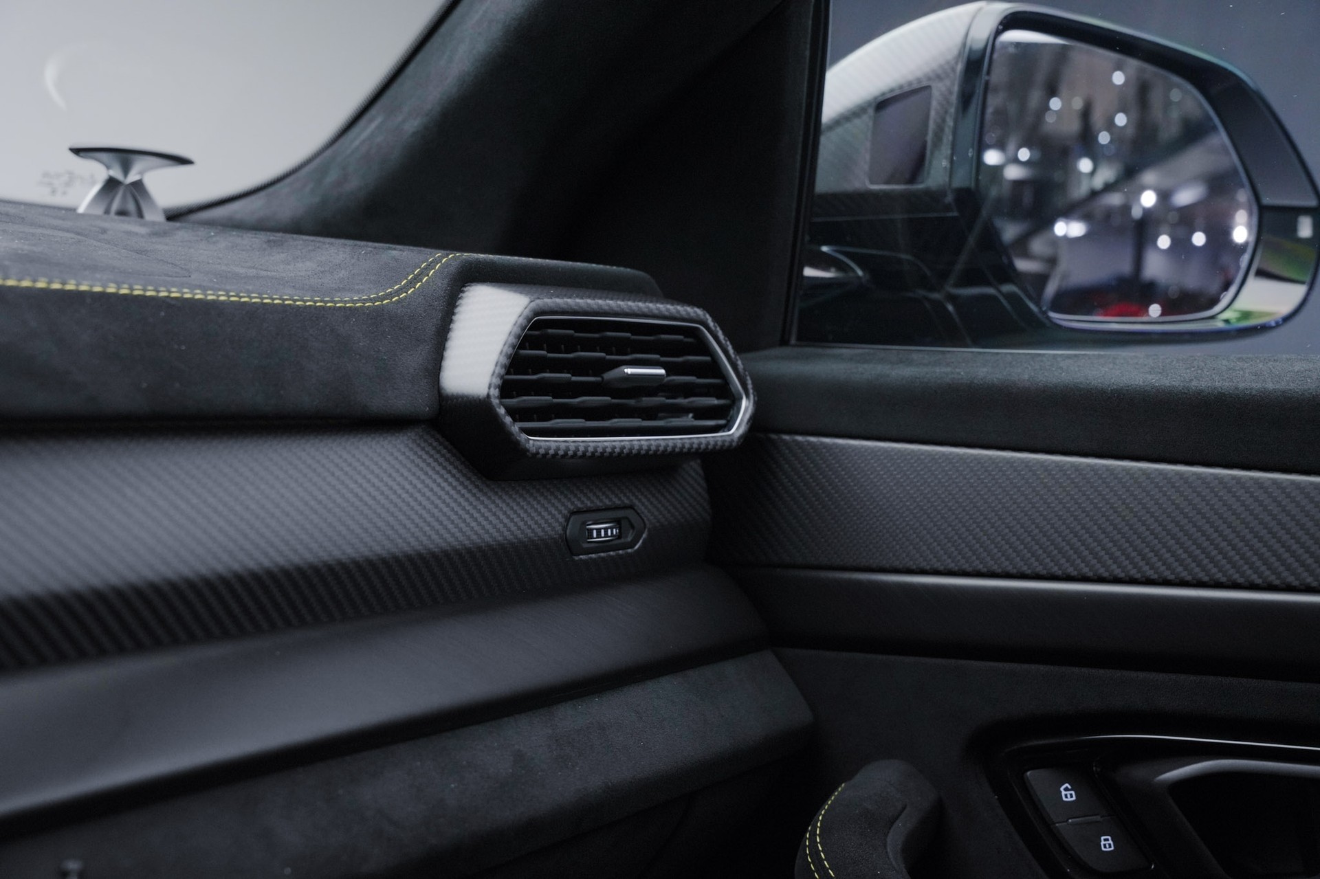 LAMBORGHINI Urus Performante *Full Carbon* *Akrapovic* *B&O*-image-35