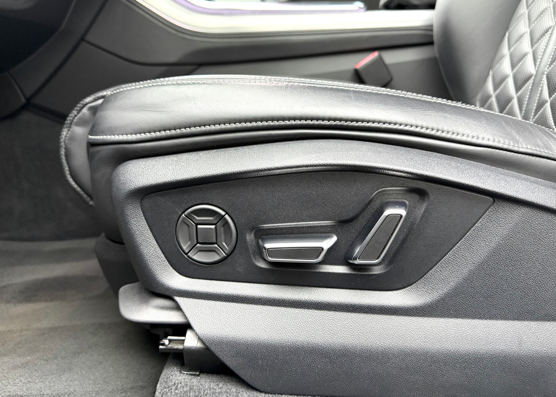AUDI SQ8 TFSI quattro tiptronic-image-15