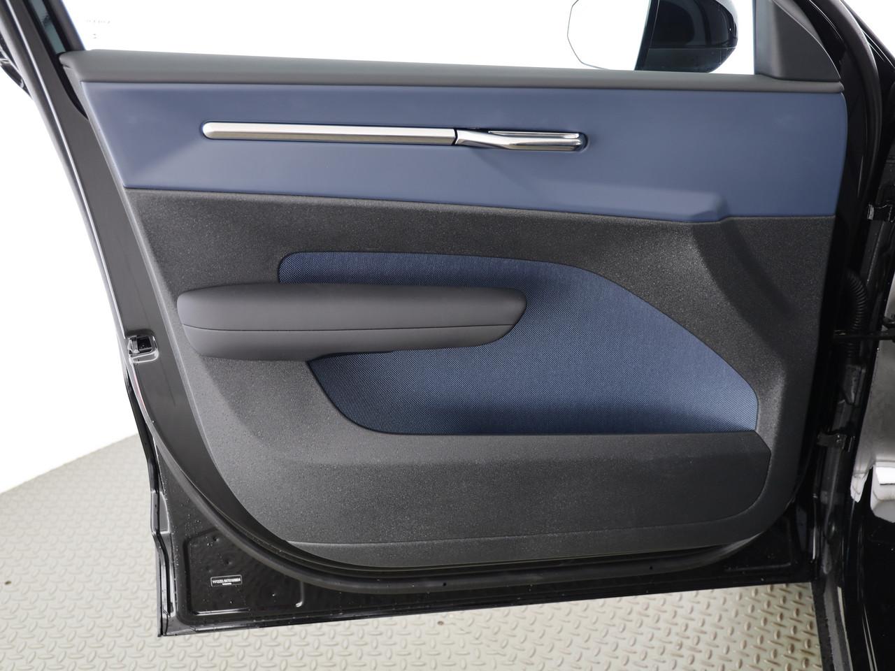 VOLVO EX30 E60 Plus Swiss Black Edition-image-16