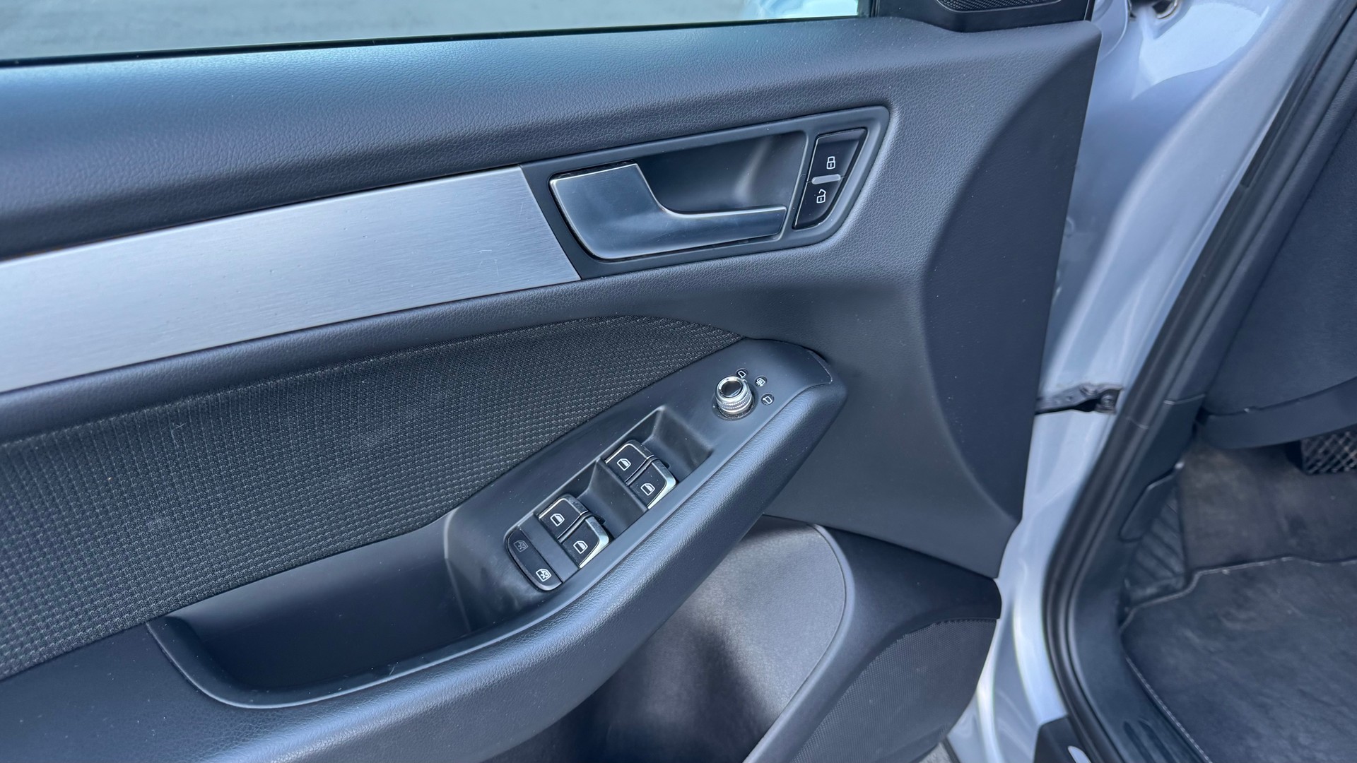 AUDI Q5 2.0 TDI quattro S-tronic-image-24