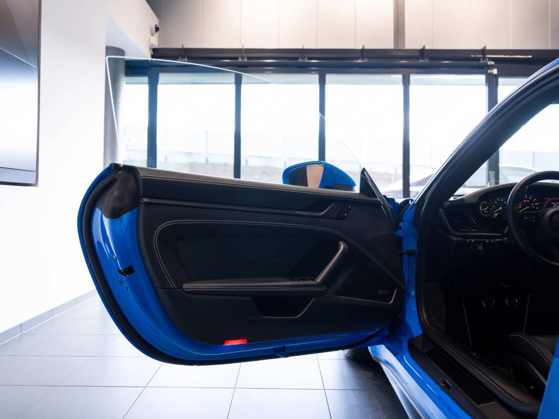 PORSCHE 911 GT3 mit Touring-Paket-image-17