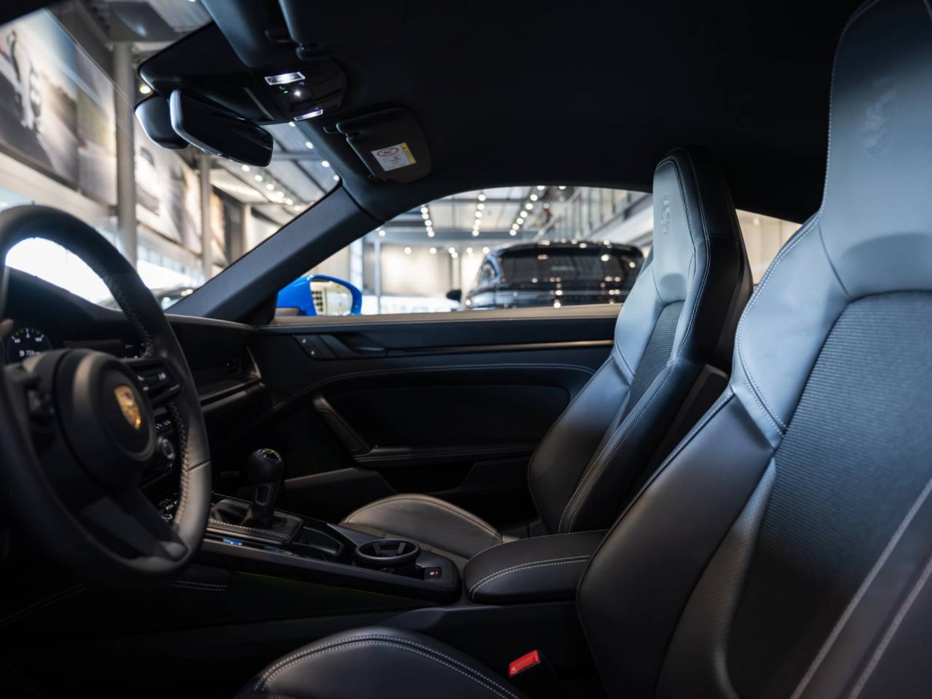 PORSCHE 911 GT3 mit Touring-Paket-showroom-element-3