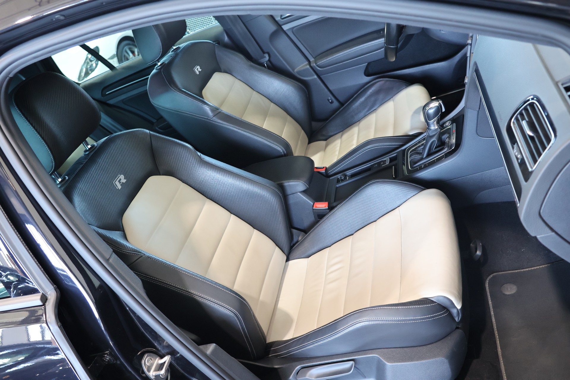VW Golf 2.0 TSI R 4Motion DSG-image-13