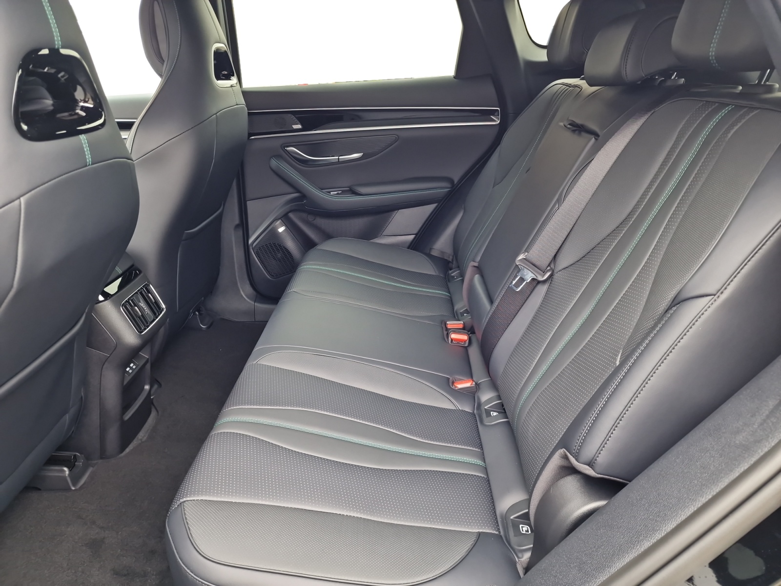 BYD Seal U DM-i Design AWD Panorama 324 PS-image-13