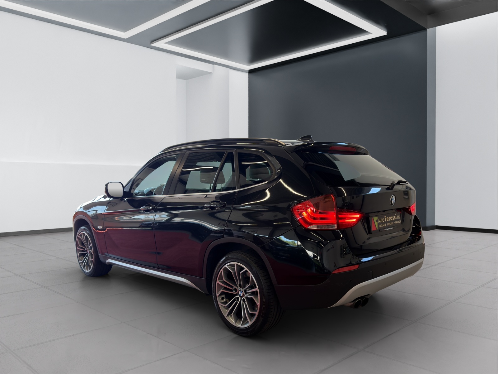 BMW X1 xDrive 28i Steptronic-showroom-element-3