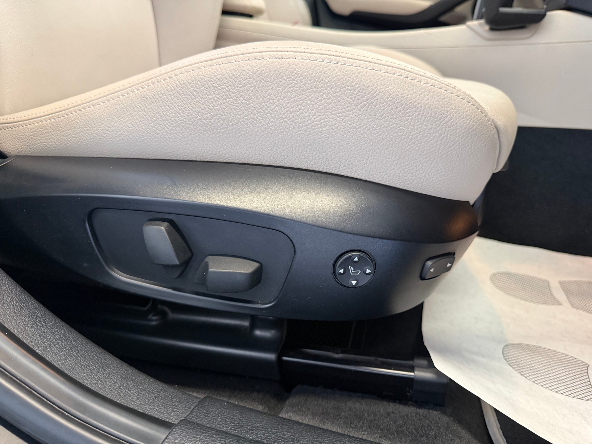 BMW X1 xDrive 28i Steptronic-image-18