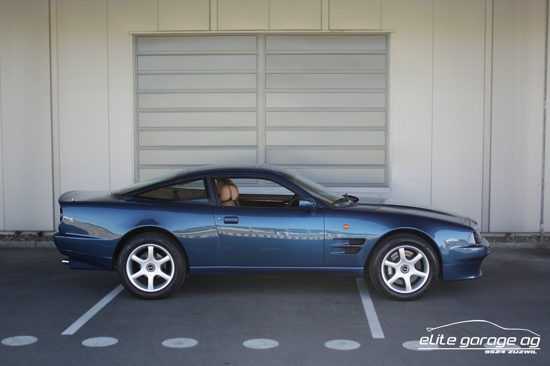 ASTON MARTIN V8 Coupé-image-5