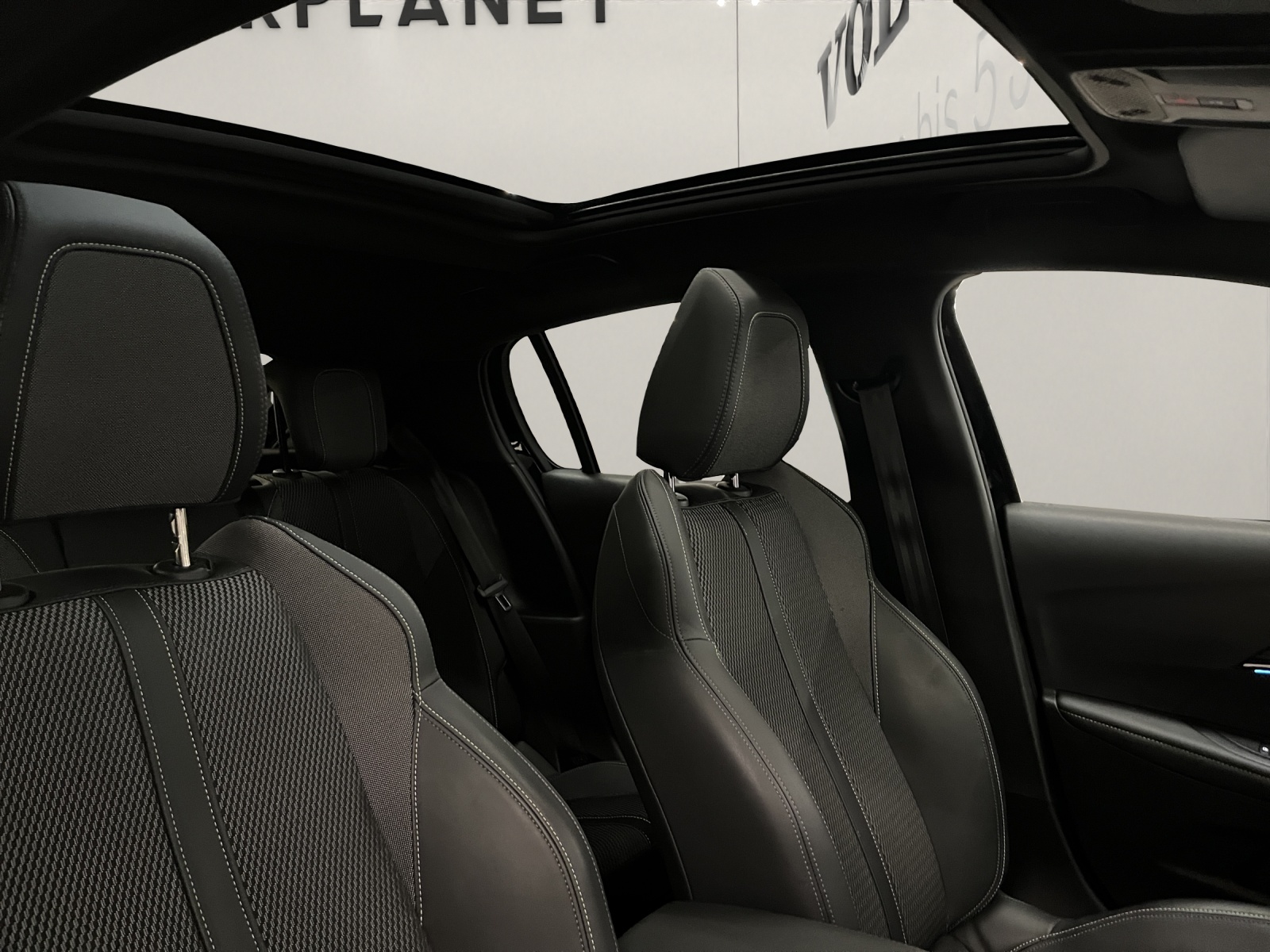PEUGEOT 208 1.2 Hybrid GT-image-14
