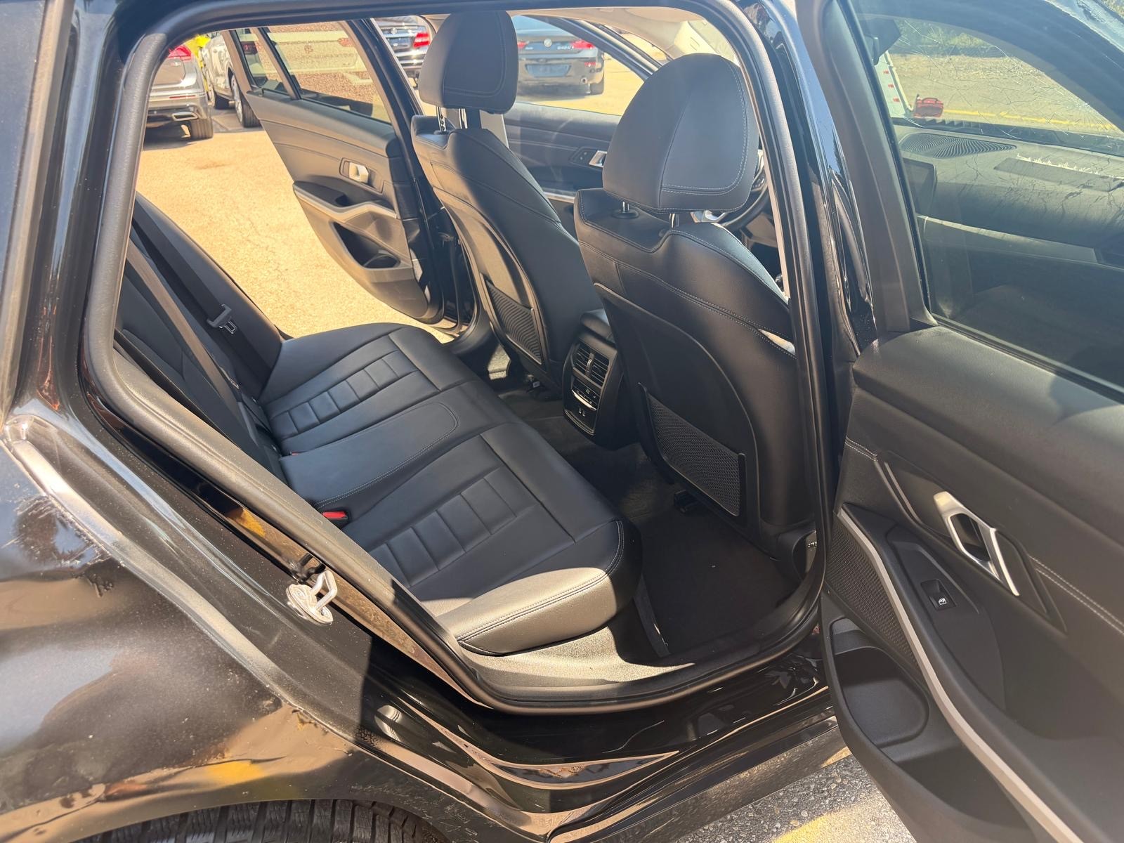 BMW 330e x DriveTouring Steptronic-image-11