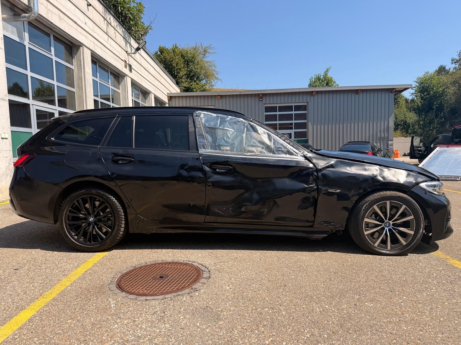 BMW 330e x DriveTouring Steptronic-image-4