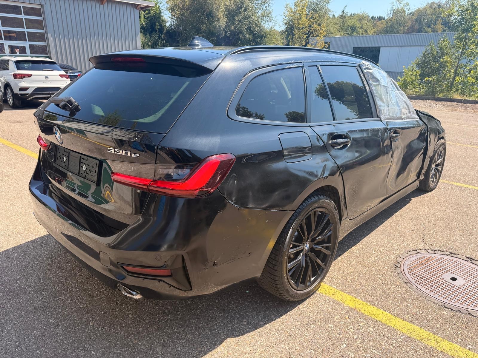 BMW 330e x DriveTouring Steptronic-image-3