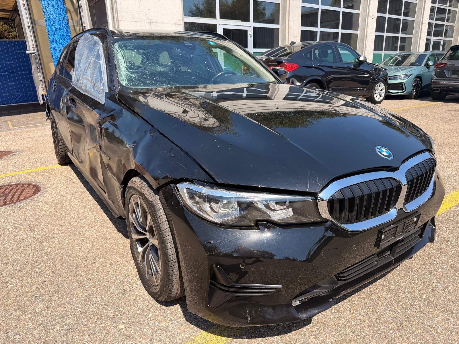 BMW 330e x DriveTouring Steptronic-image-5