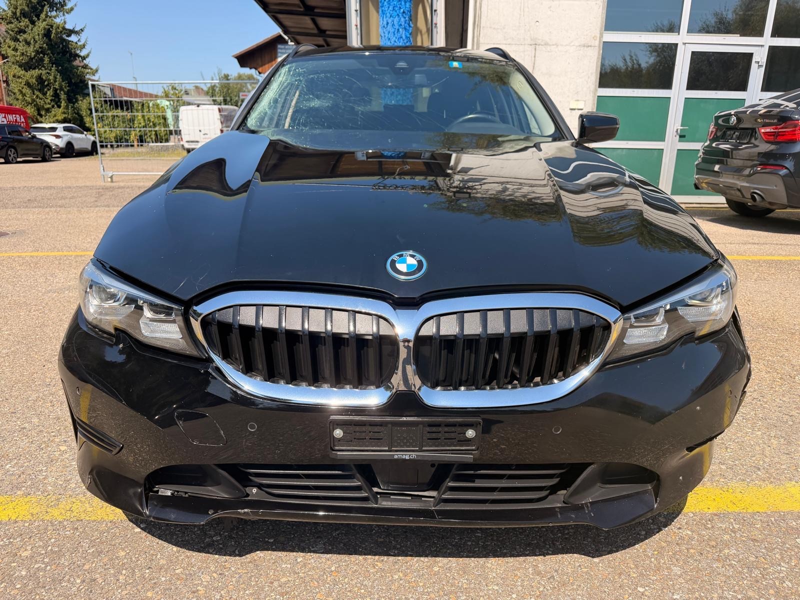 BMW 330e x DriveTouring Steptronic-image-6