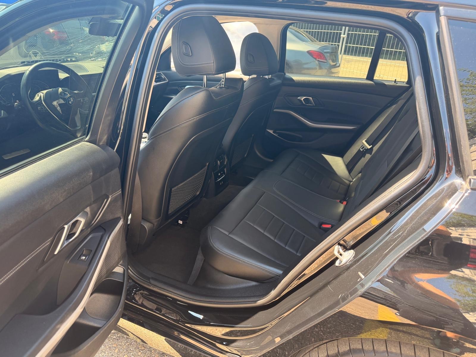 BMW 330e x DriveTouring Steptronic-image-9