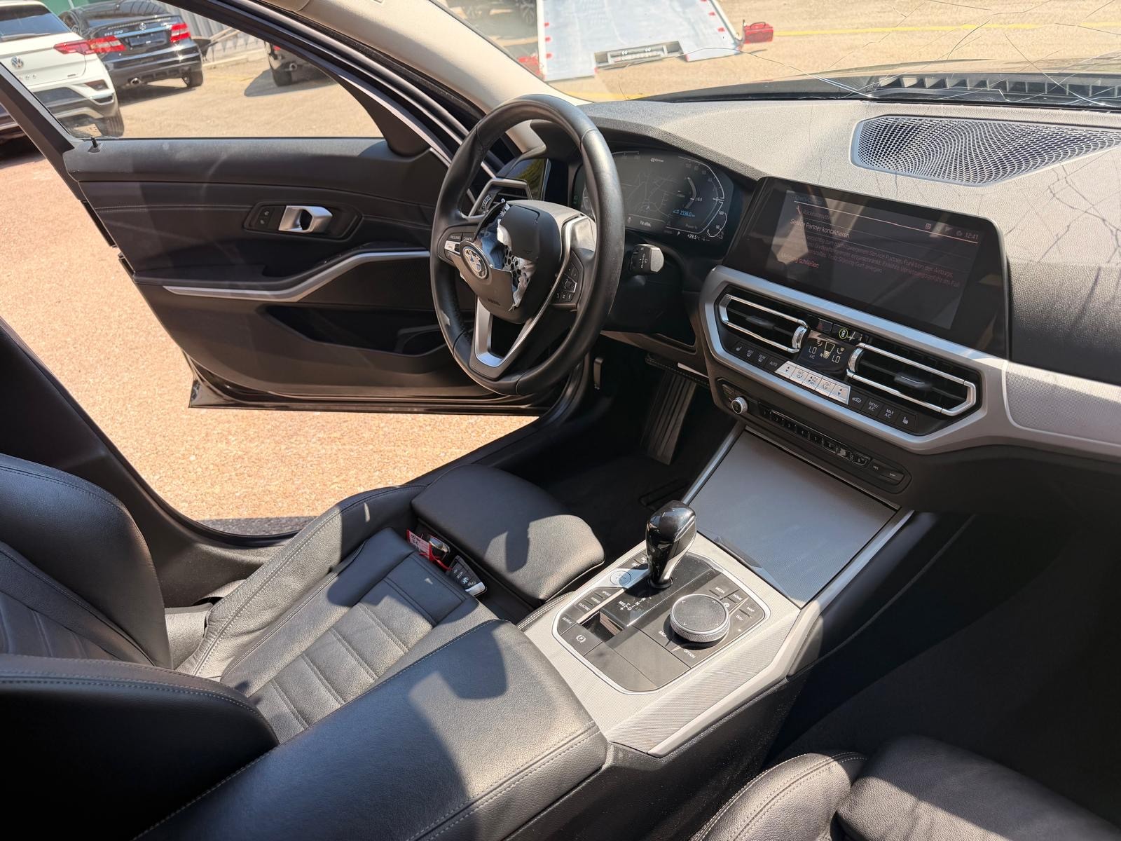 BMW 330e x DriveTouring Steptronic-image-13