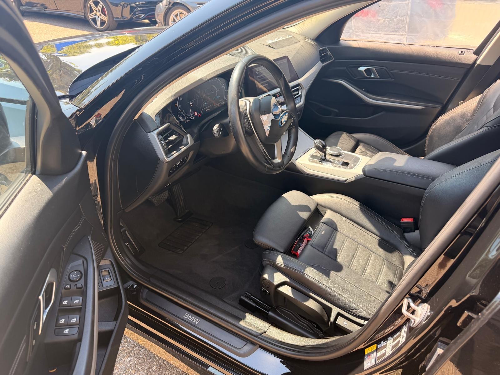 BMW 330e x DriveTouring Steptronic-image-8