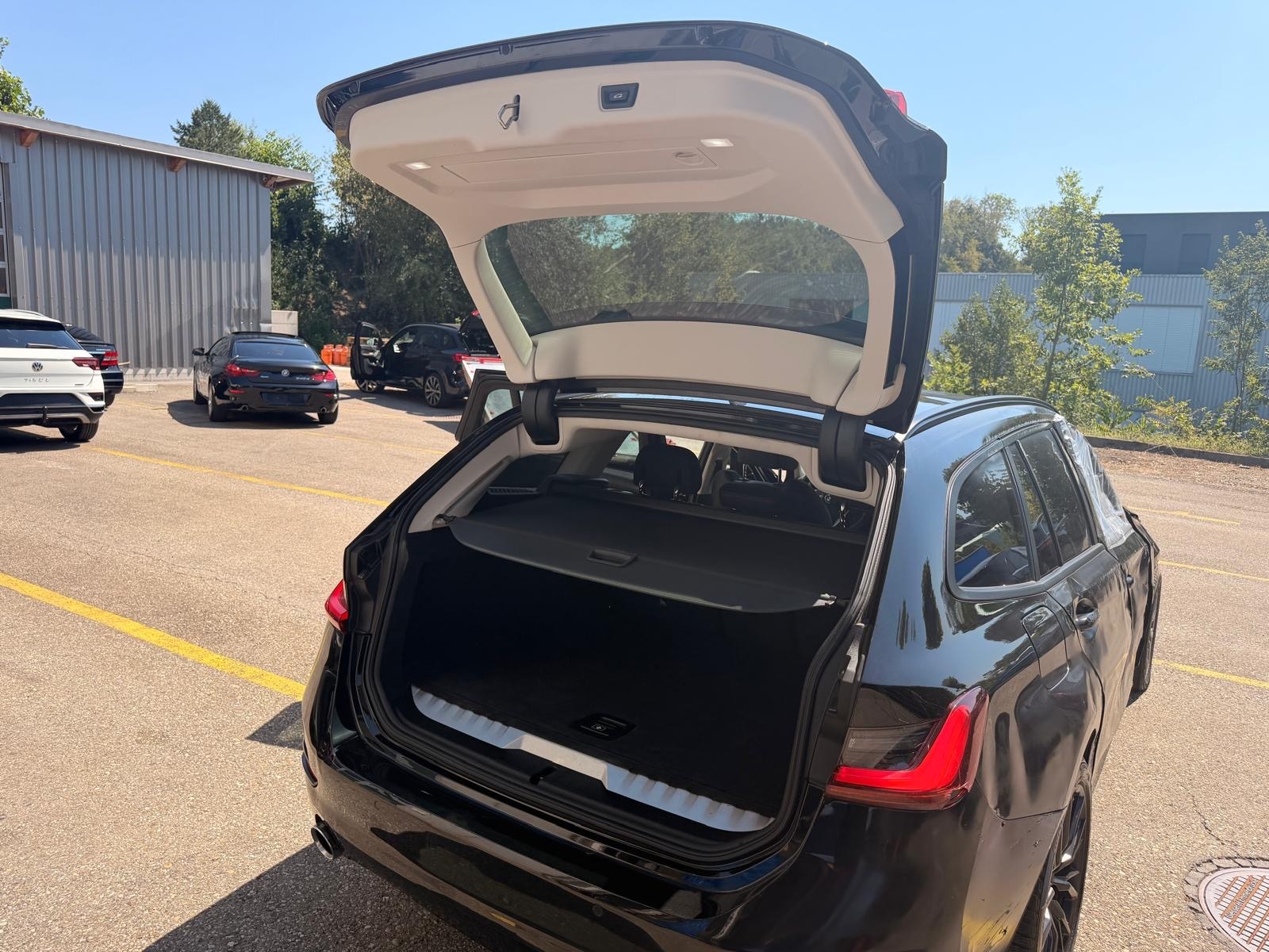 BMW 330e x DriveTouring Steptronic-image-10