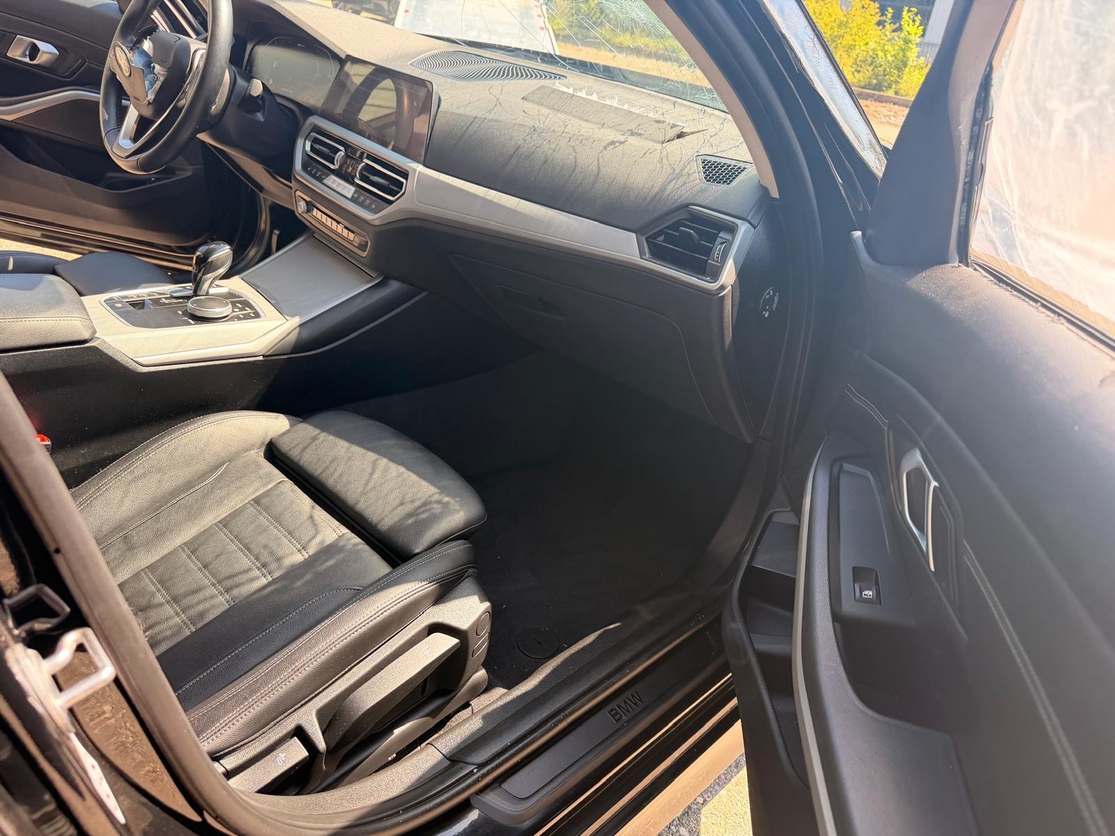 BMW 330e x DriveTouring Steptronic-image-12