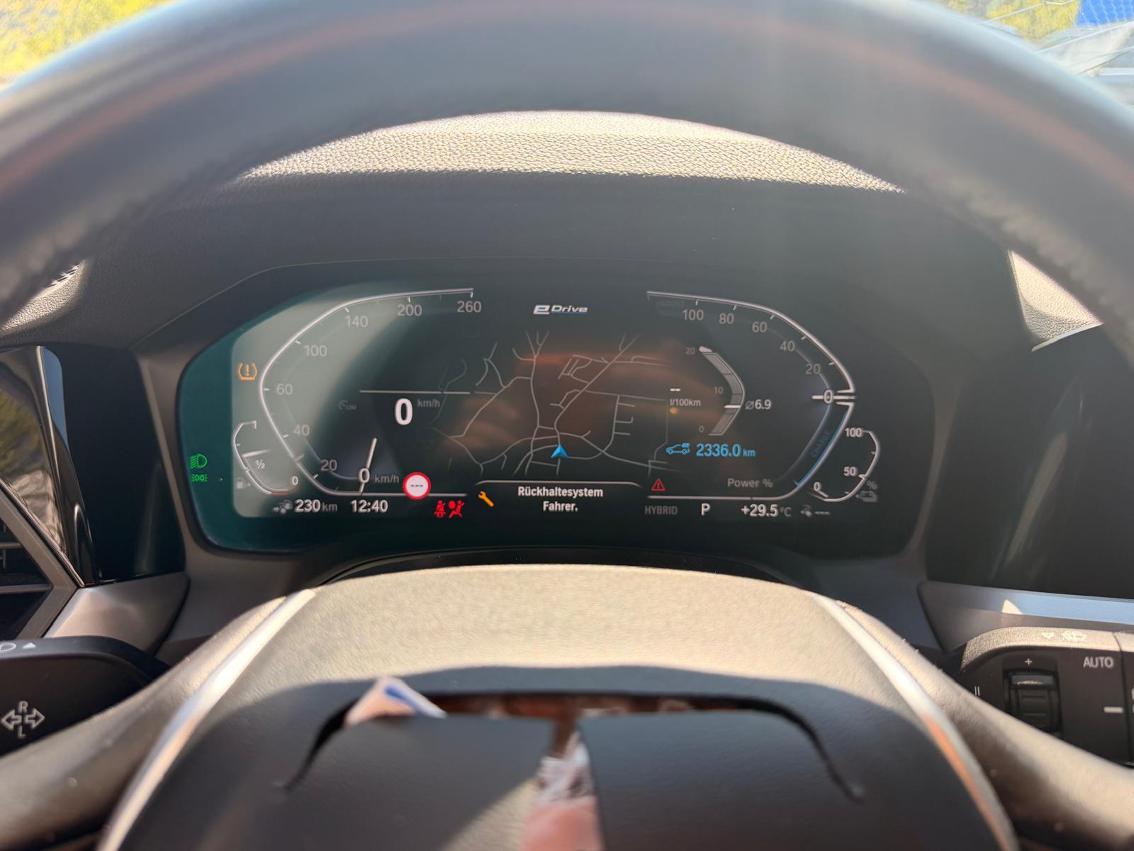 BMW 330e x DriveTouring Steptronic-image-14