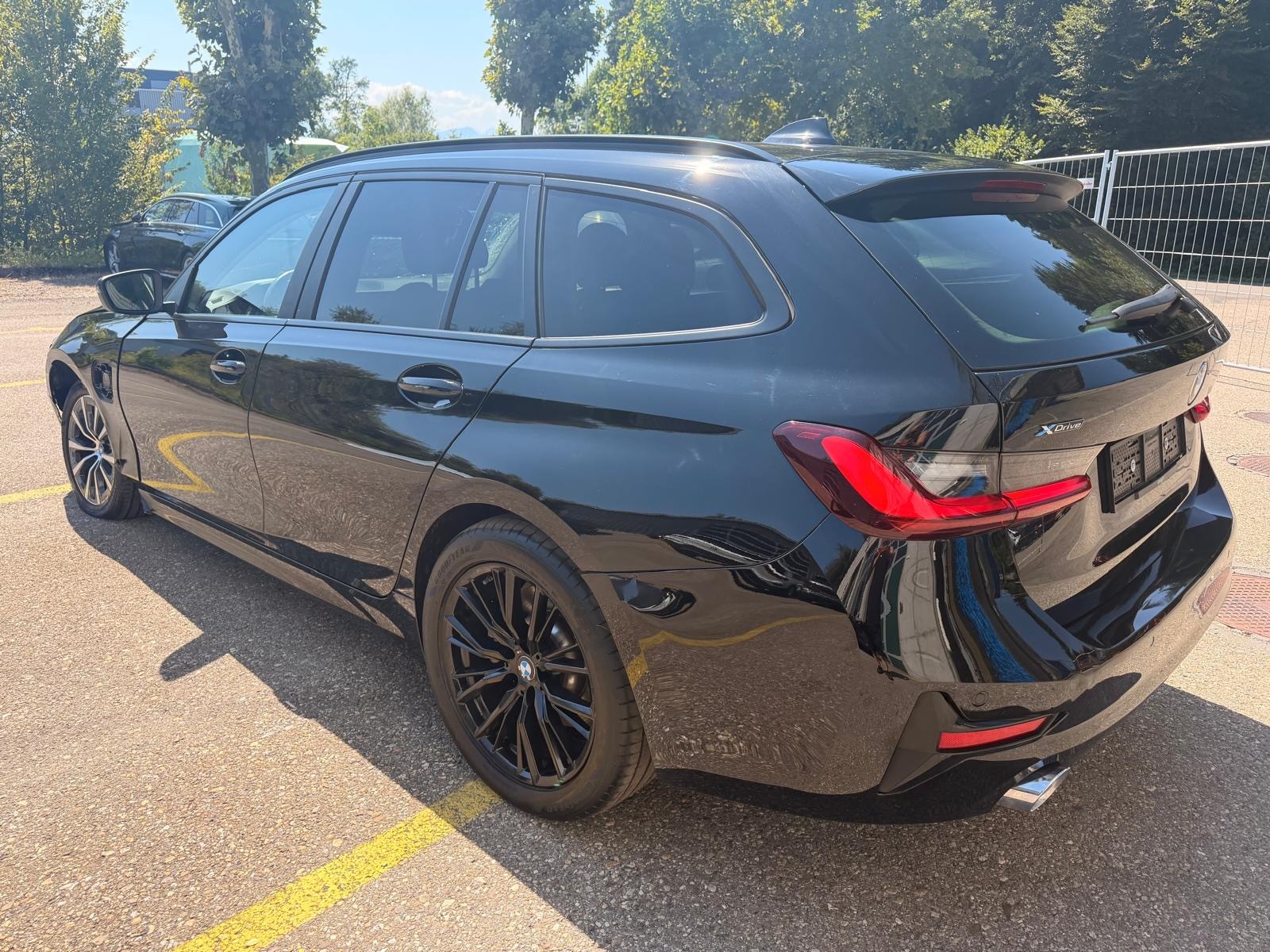 BMW 330e x DriveTouring Steptronic-image-2