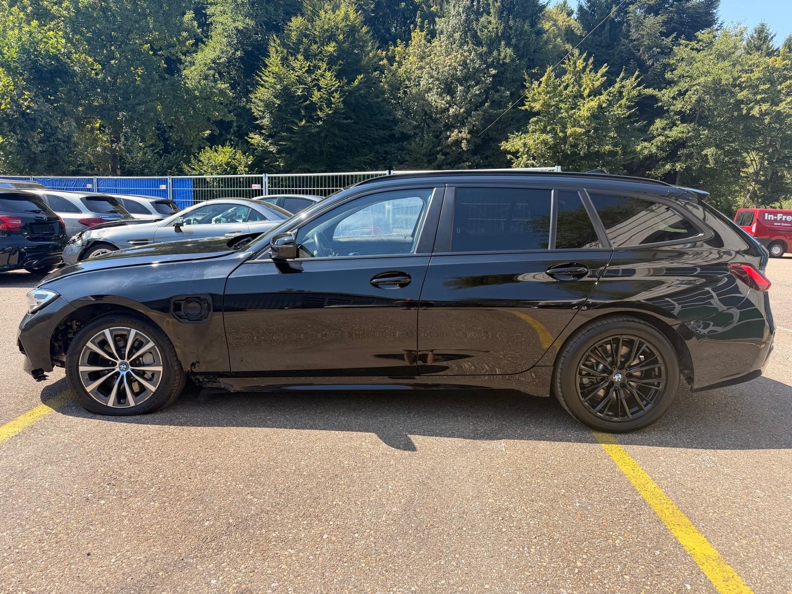 BMW 330e x DriveTouring Steptronic-image-1