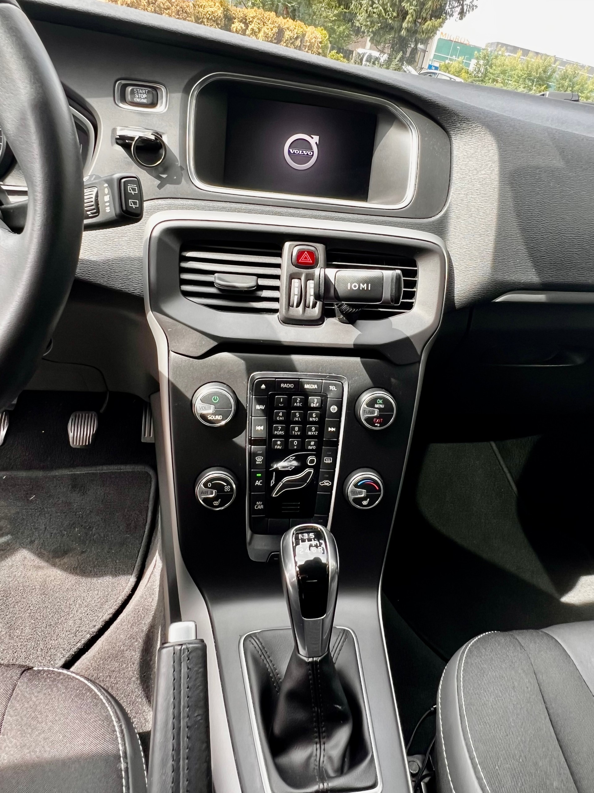 VOLVO V40 D2 Momentum Geartronic-image-7