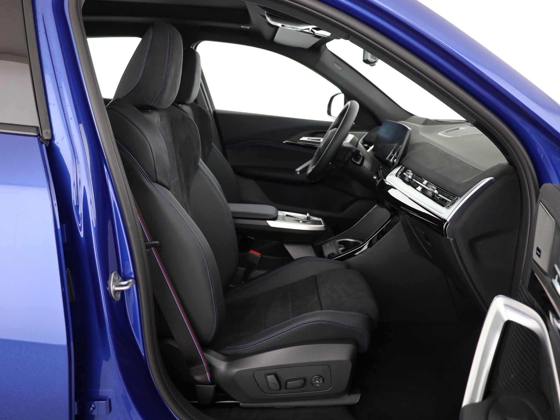 BMW iX2 30 xDrive-image-16