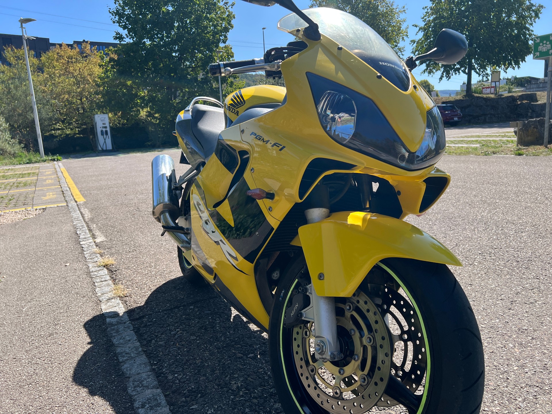 HONDA CBR 600 F1-image-3