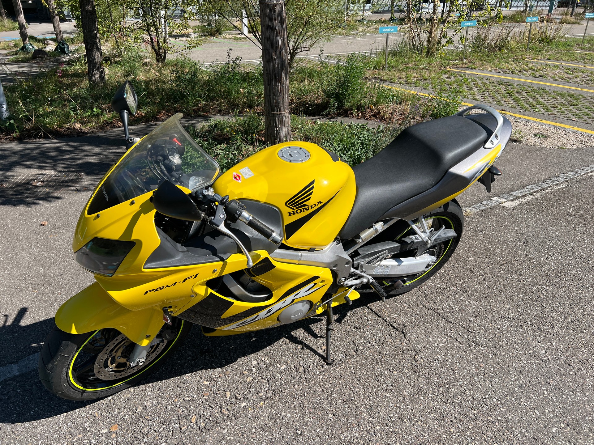 HONDA CBR 600 F1-image-1