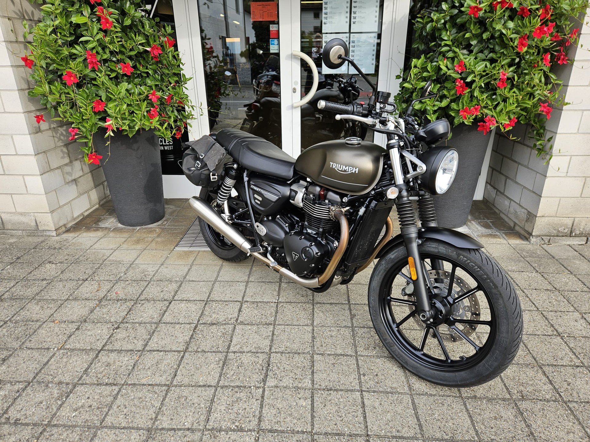 TRIUMPH Street Twin 900-image-2