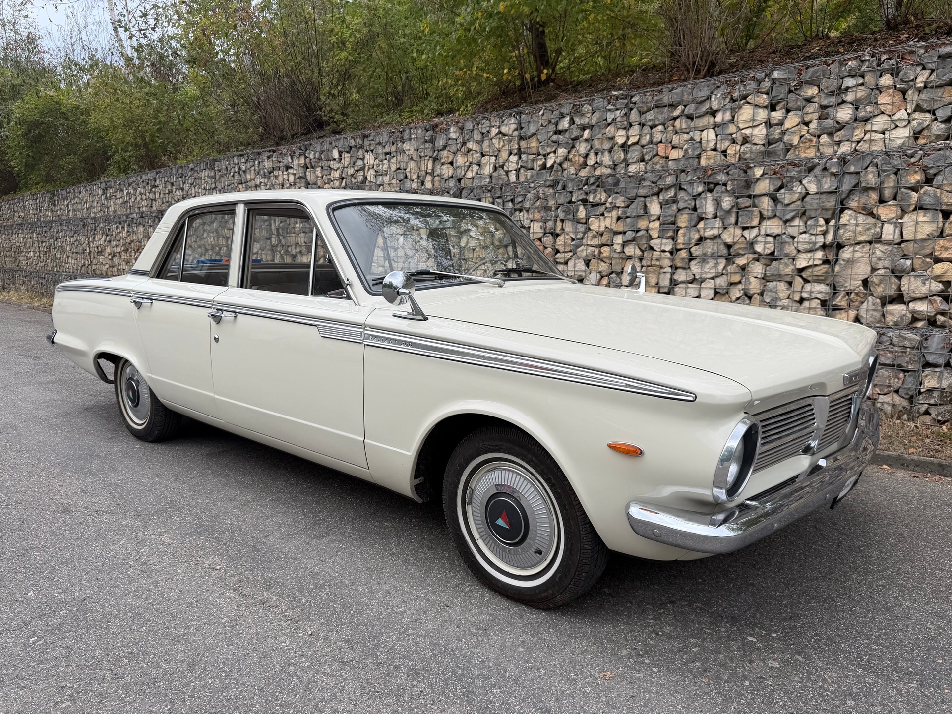 CHRYSLER Valiant 200