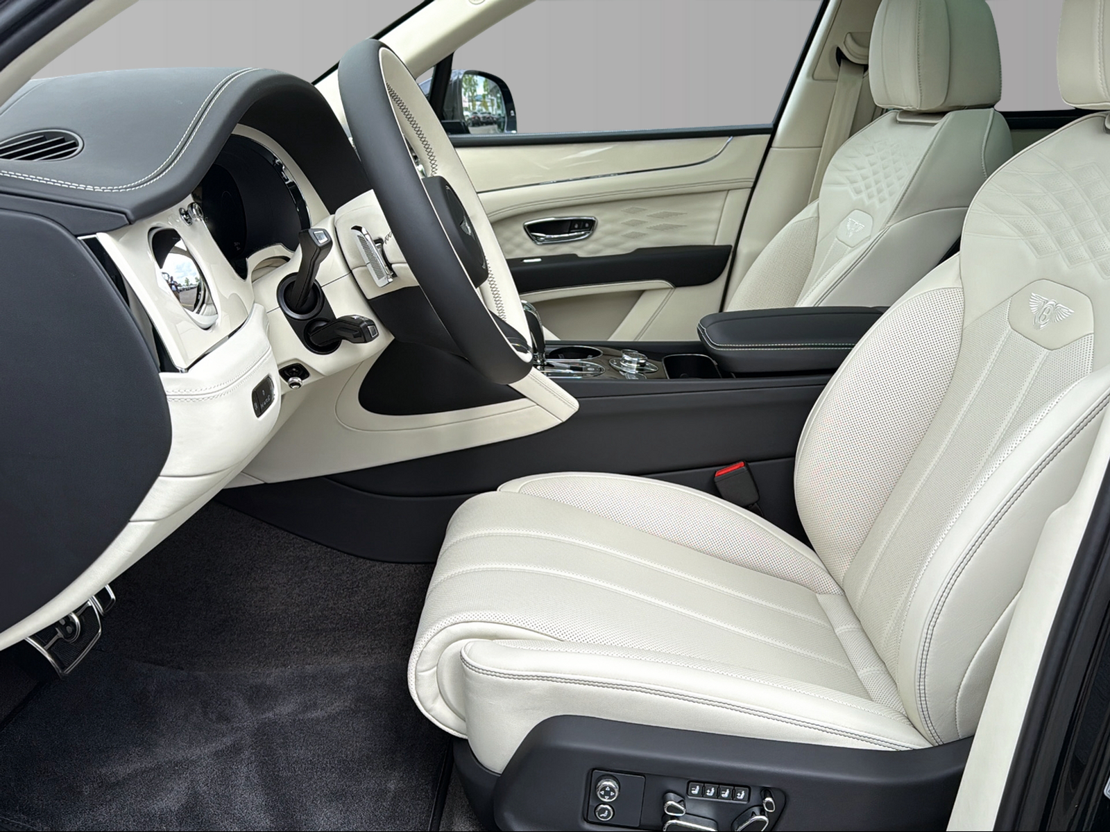 BENTLEY Bentayga Azure-image-4