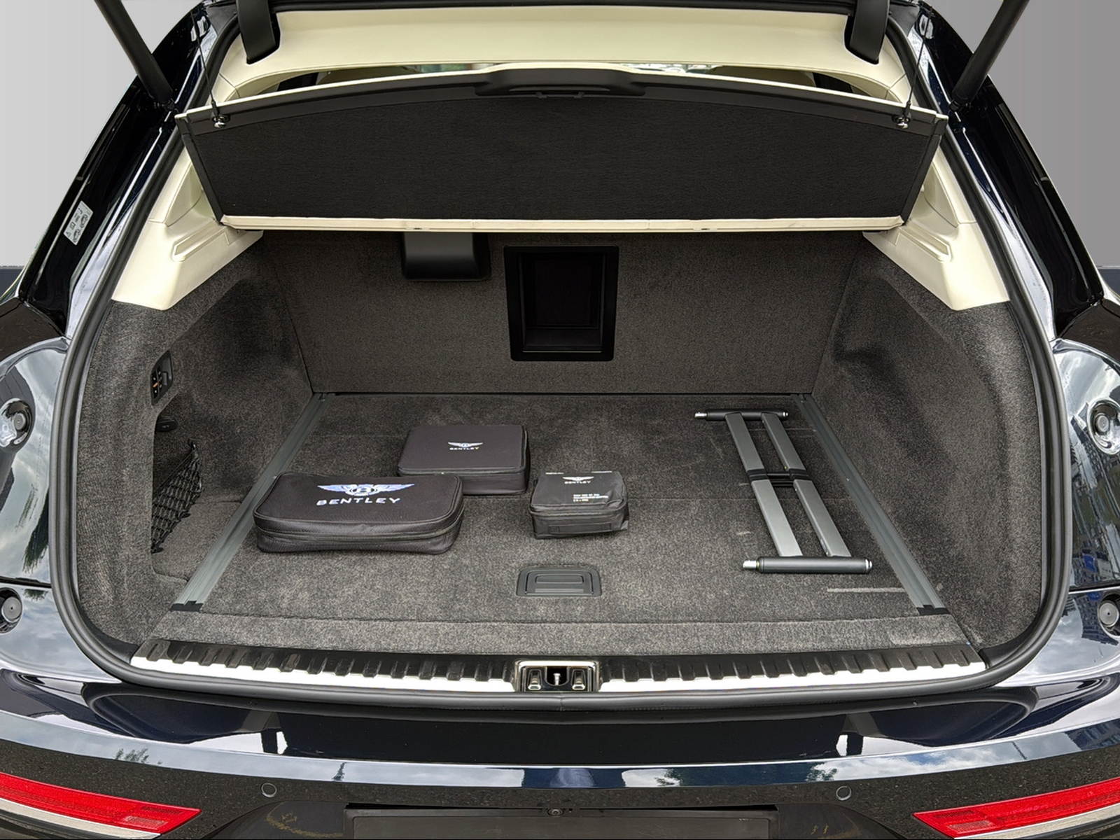 BENTLEY Bentayga Azure-image-9