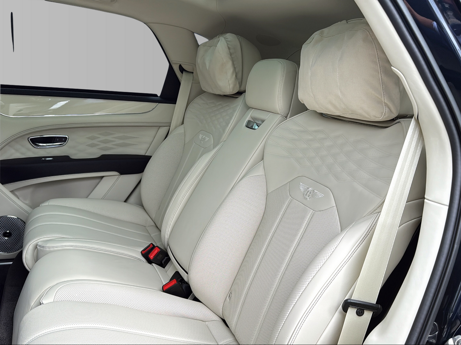 BENTLEY Bentayga Azure-image-11