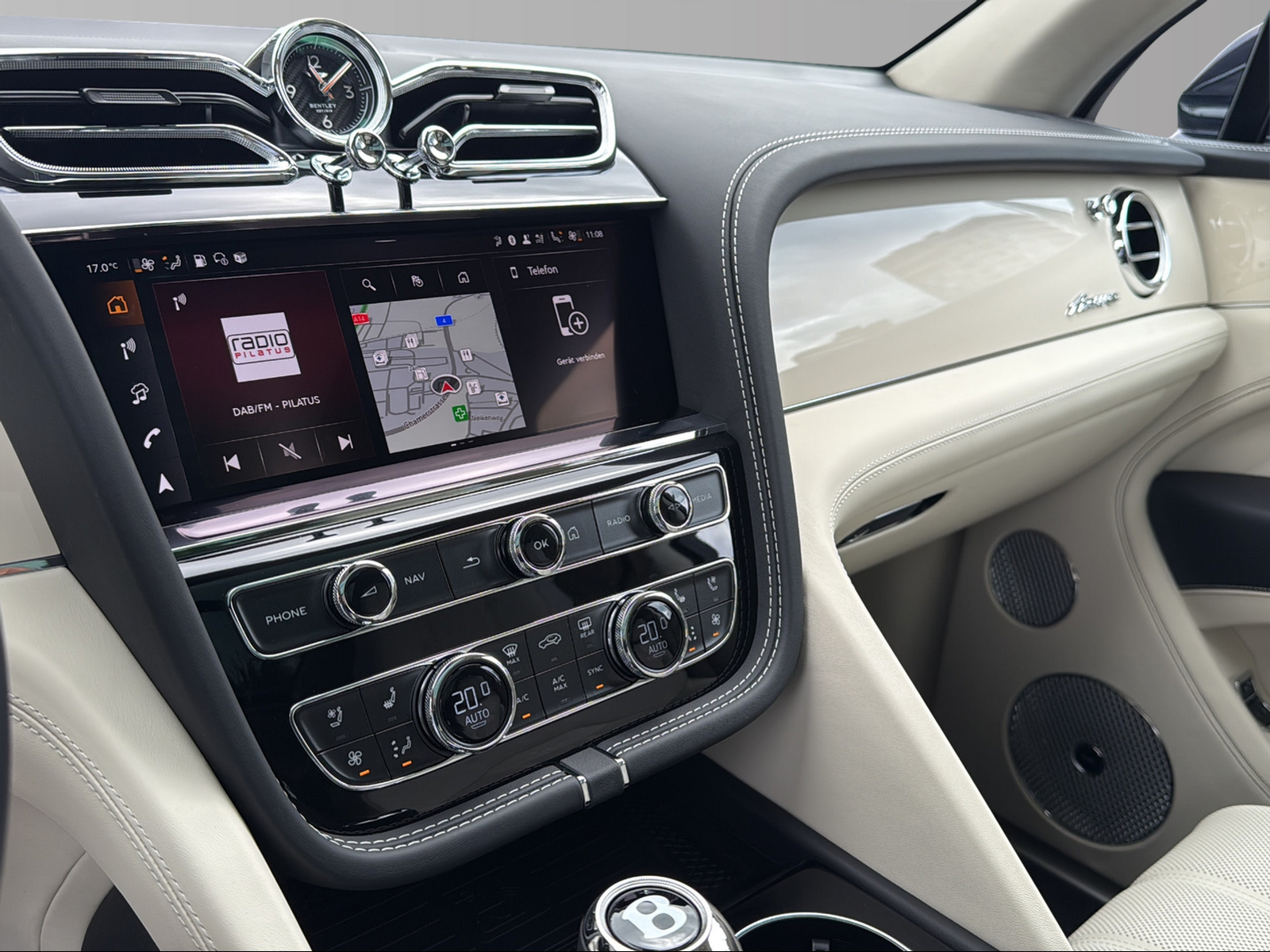 BENTLEY Bentayga Azure-image-14