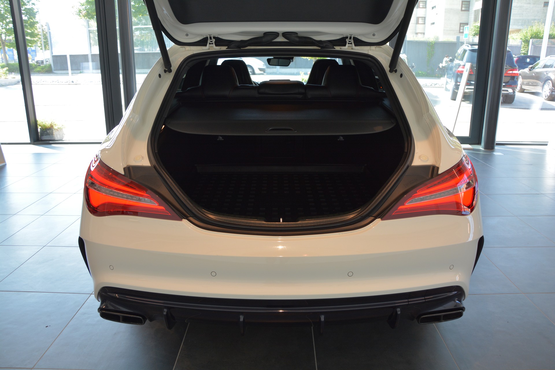 MERCEDES-BENZ CLA Shooting Brake 45 AMG 4Matic Speedshift-image-12