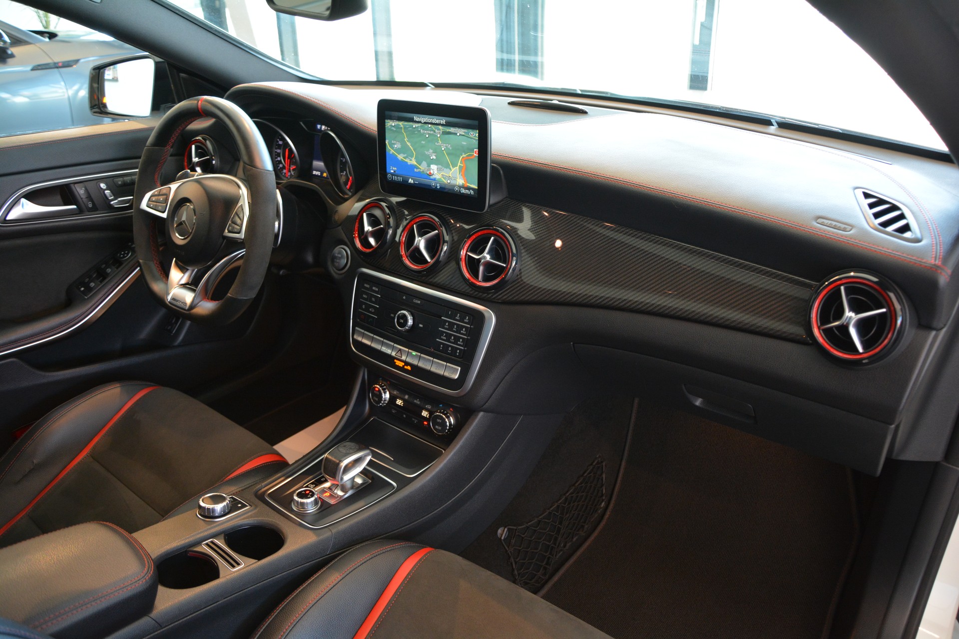 MERCEDES-BENZ CLA Shooting Brake 45 AMG 4Matic Speedshift-image-11