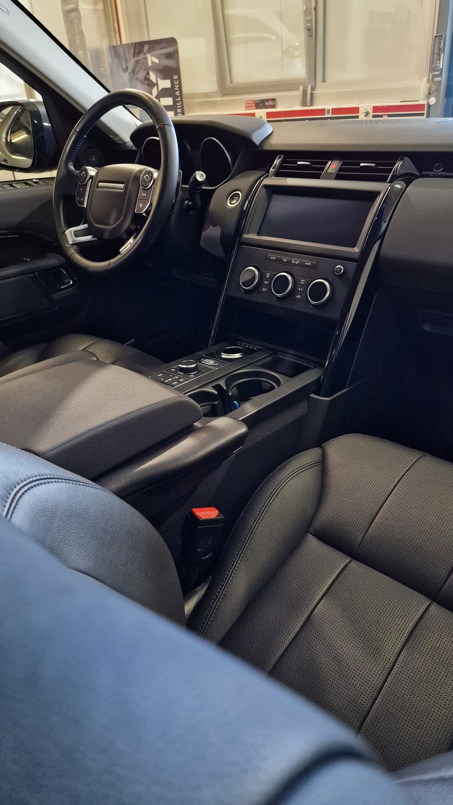 LAND ROVER Discovery 3.0 TD6 SE Automatic-image-13