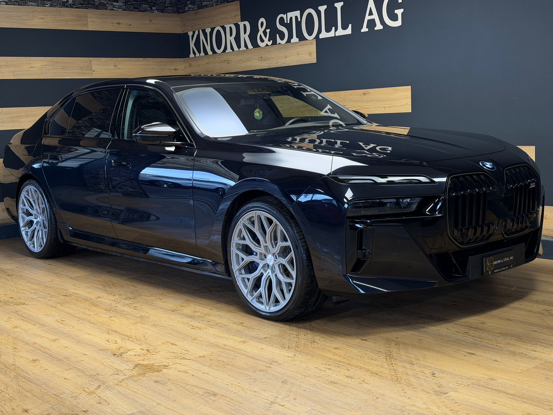 BMW M760e xDrive M SPORT Steptronic-showroom-element-1