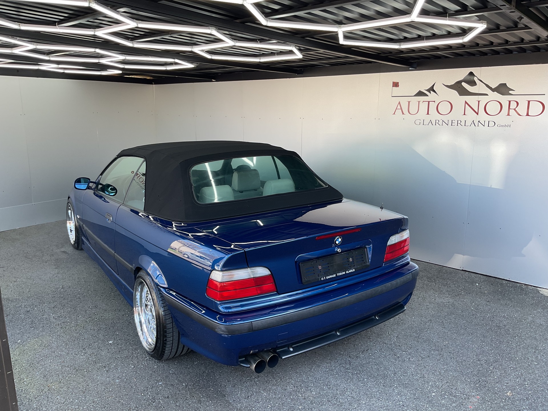 BMW 328i Cabrio-showroom-element-2