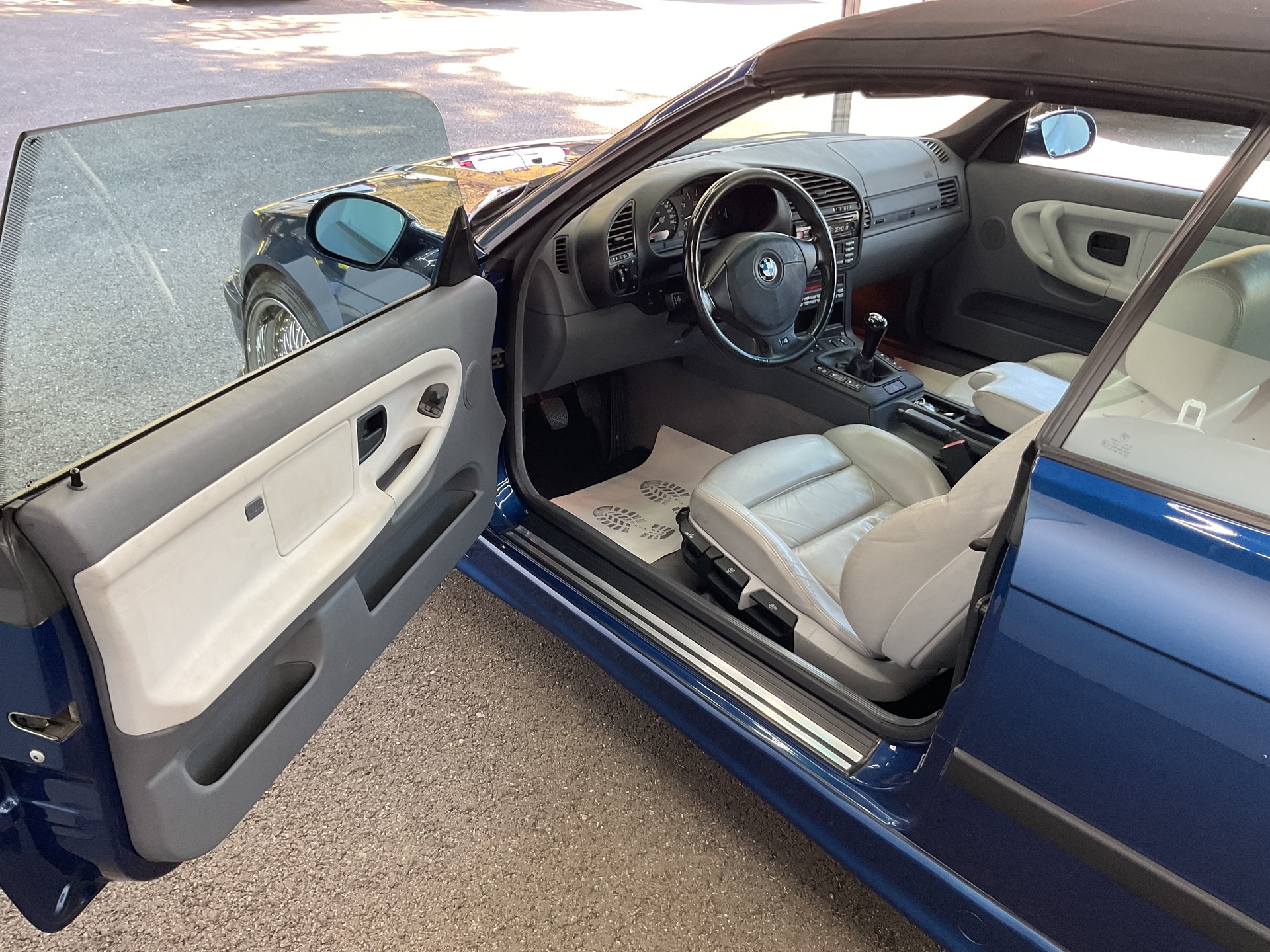 BMW 328i Cabrio-image-7