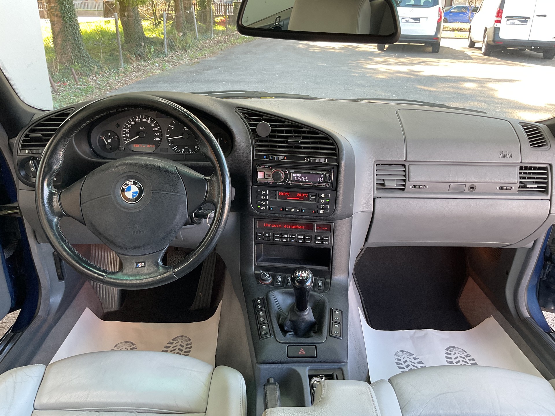 BMW 328i Cabrio-image-10