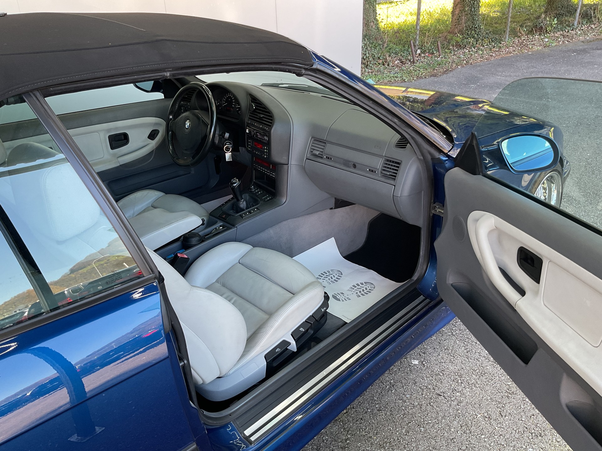 BMW 328i Cabrio-image-9