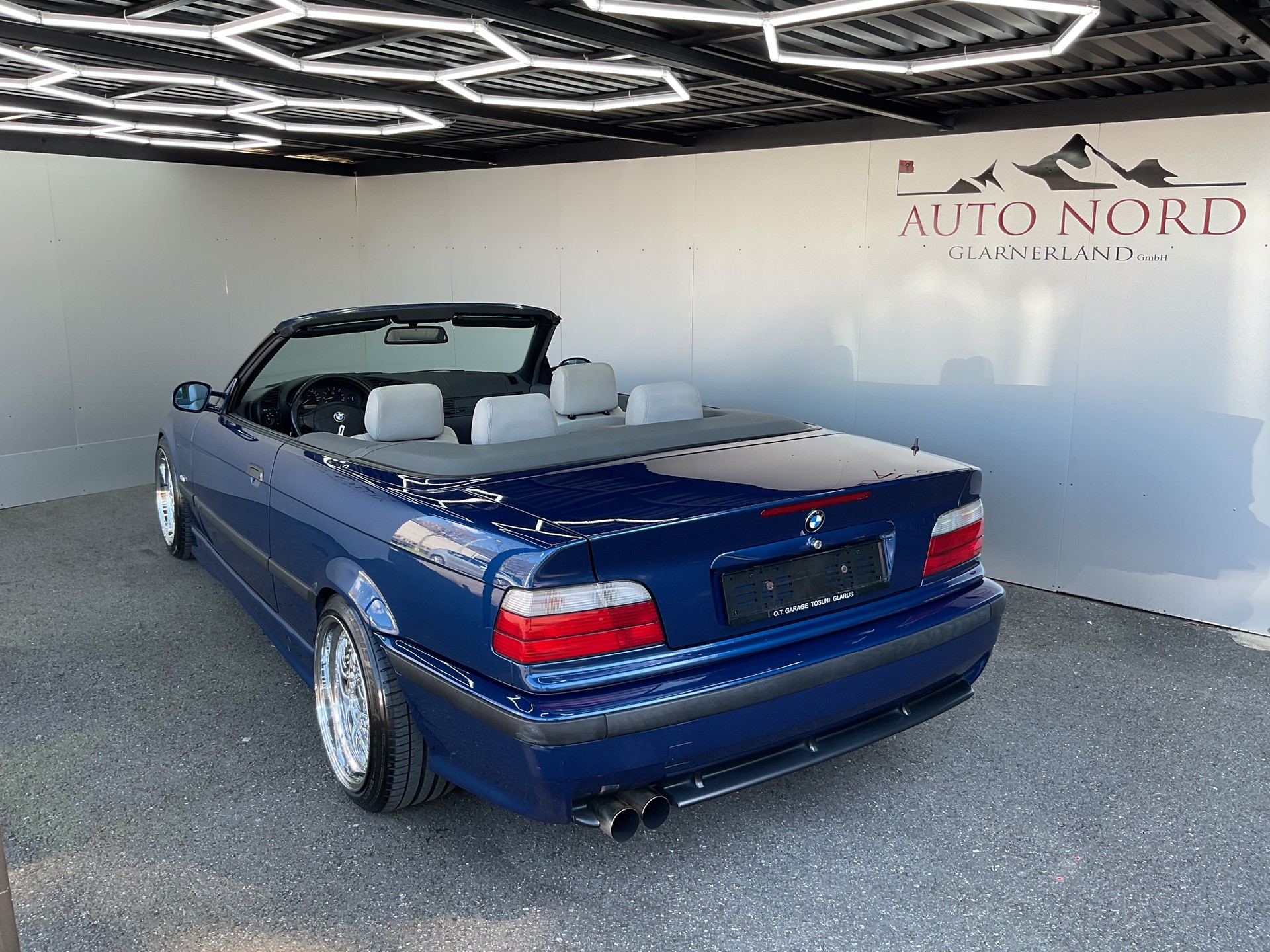 BMW 328i Cabrio-showroom-element-3