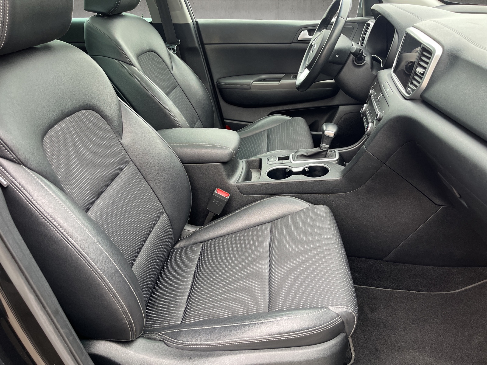 KIA Sportage 1.6 CRDi MHEV Black Edition-image-12
