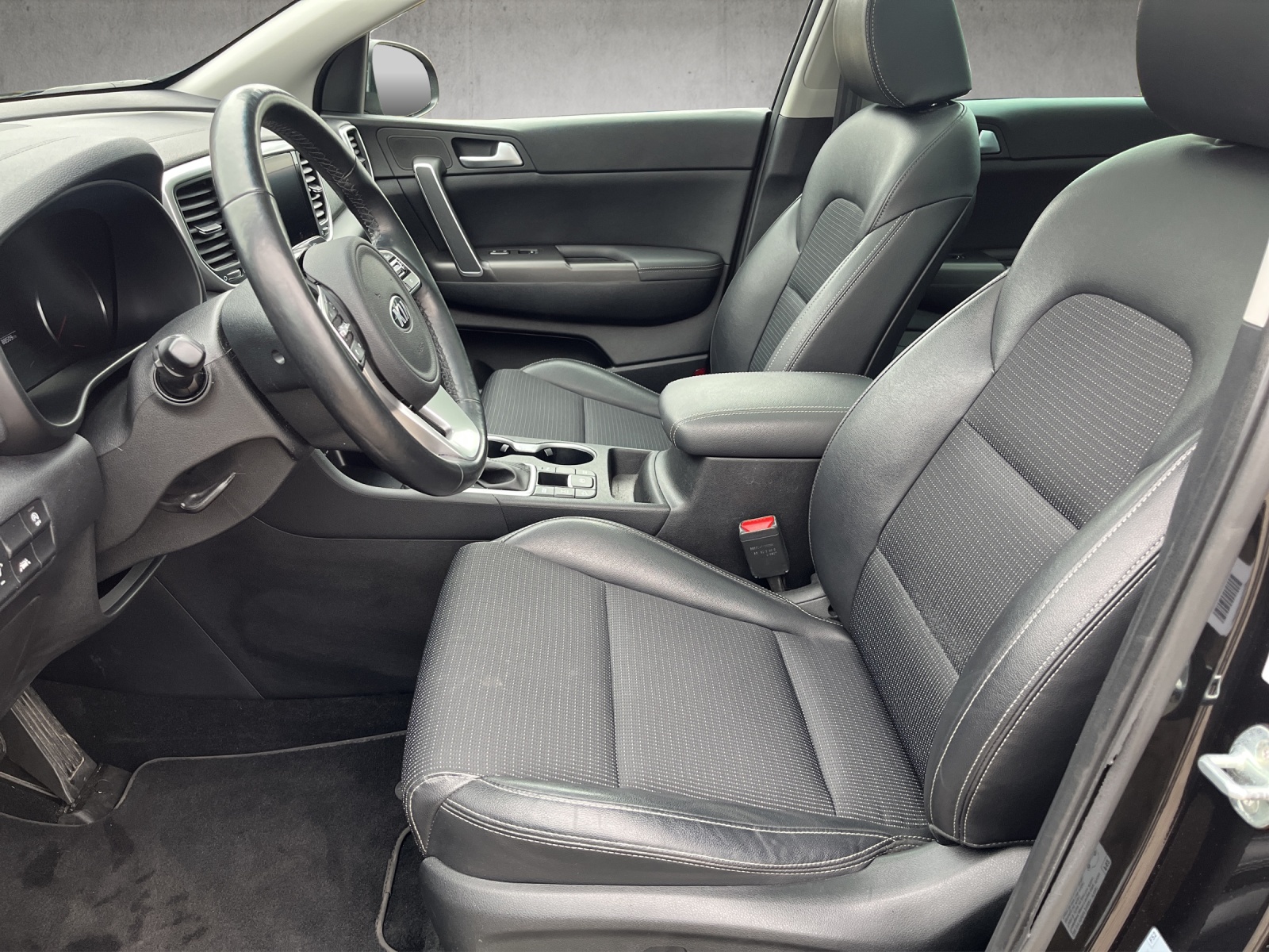 KIA Sportage 1.6 CRDi MHEV Black Edition-image-8