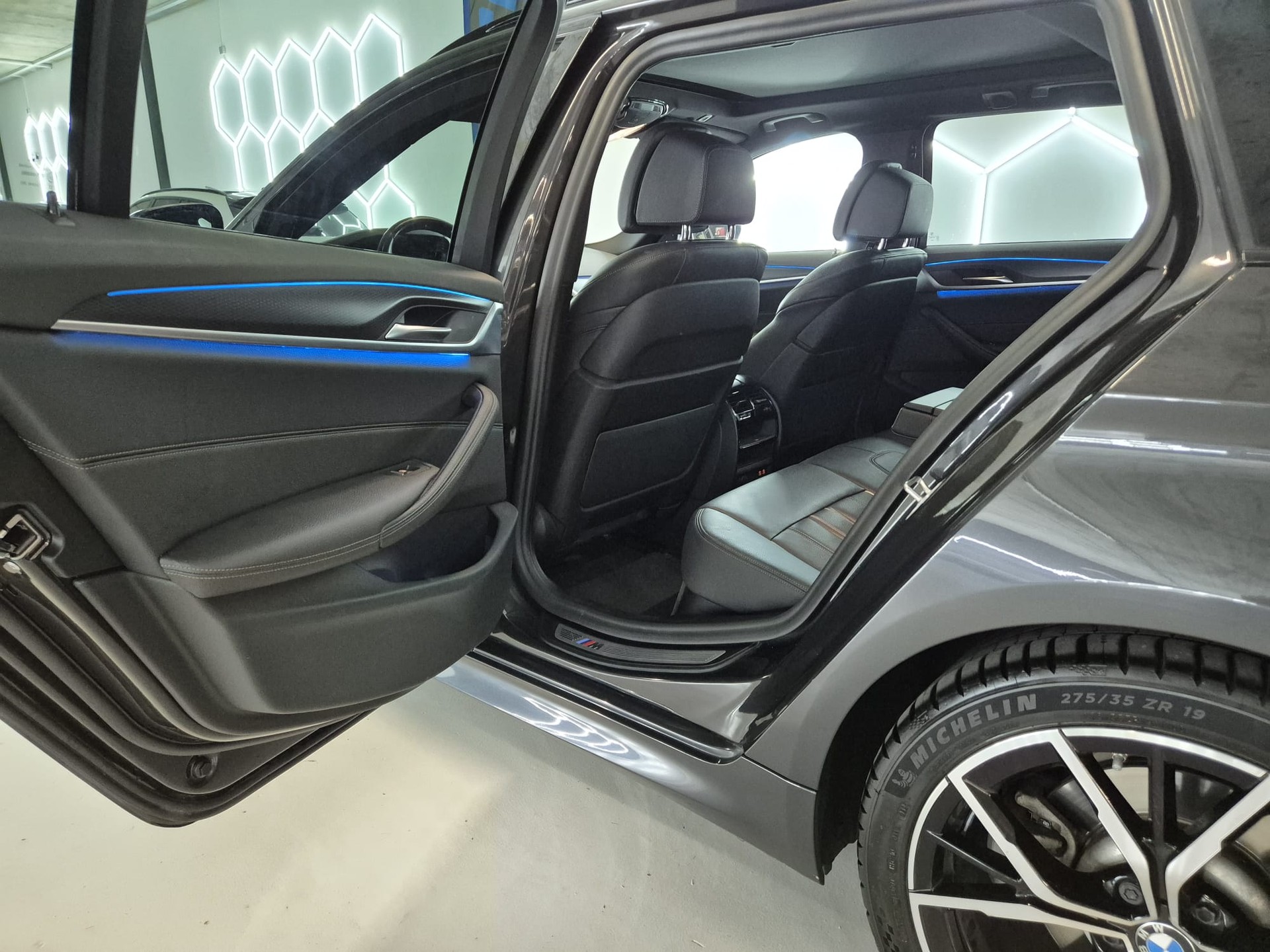 BMW 530e xDrive Touring M Sport Steptronic-image-21