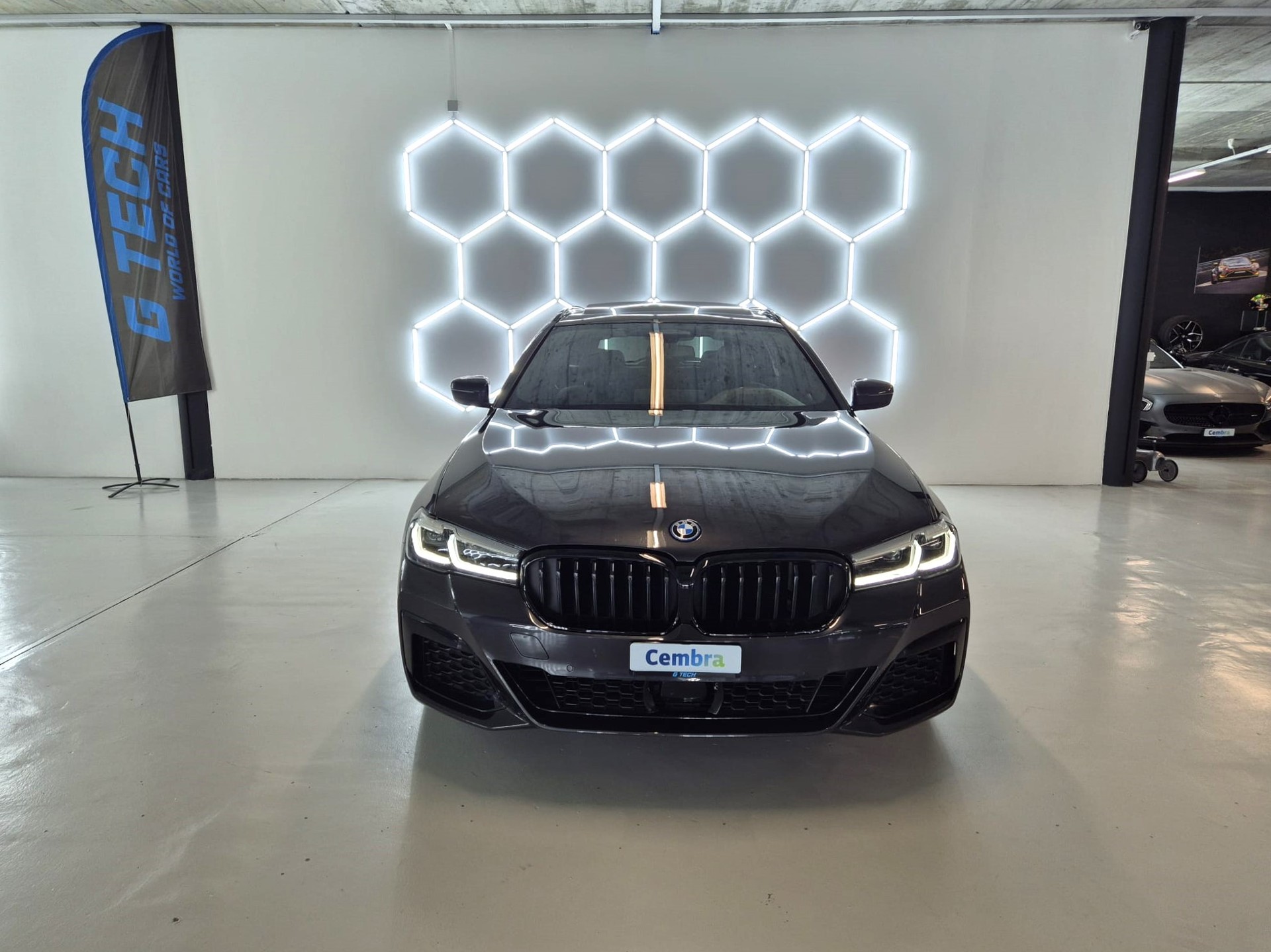 BMW 530e xDrive Touring M Sport Steptronic-image-5
