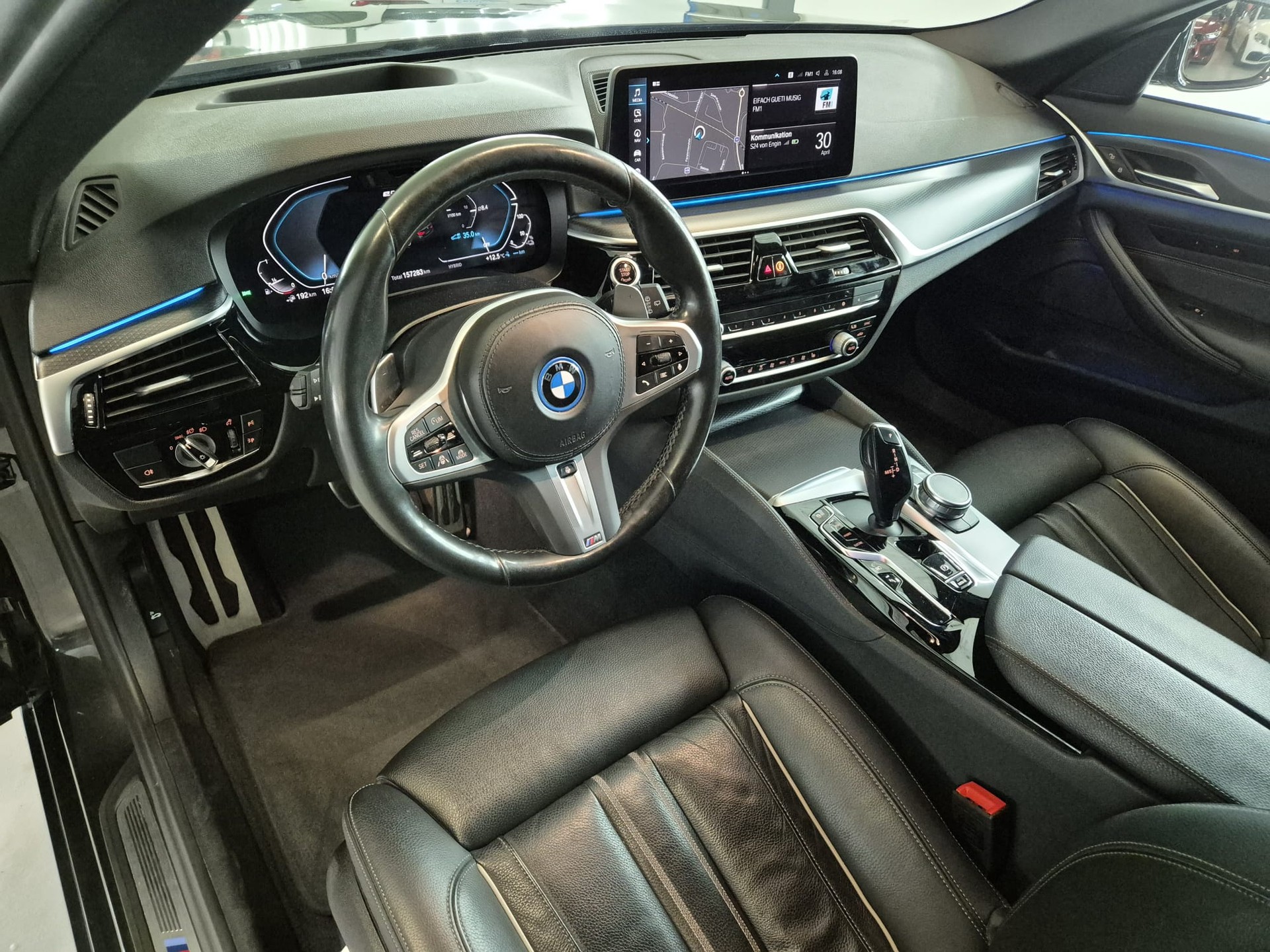 BMW 530e xDrive Touring M Sport Steptronic-image-16