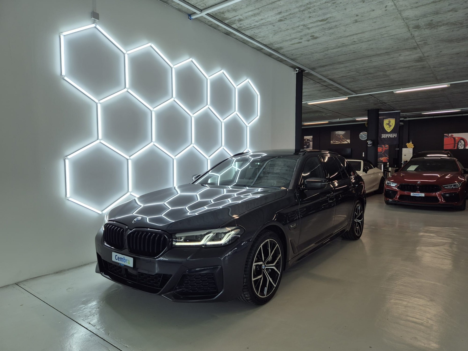 BMW 530e xDrive Touring M Sport Steptronic-image-4